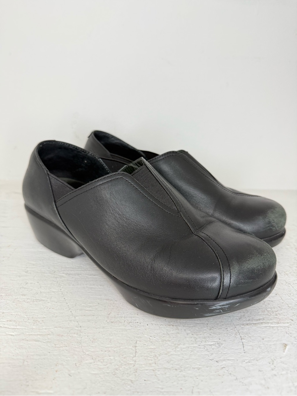 Dansko Black leather slip-on clogs with a heel. #clogs #comfort size 38 USA 8